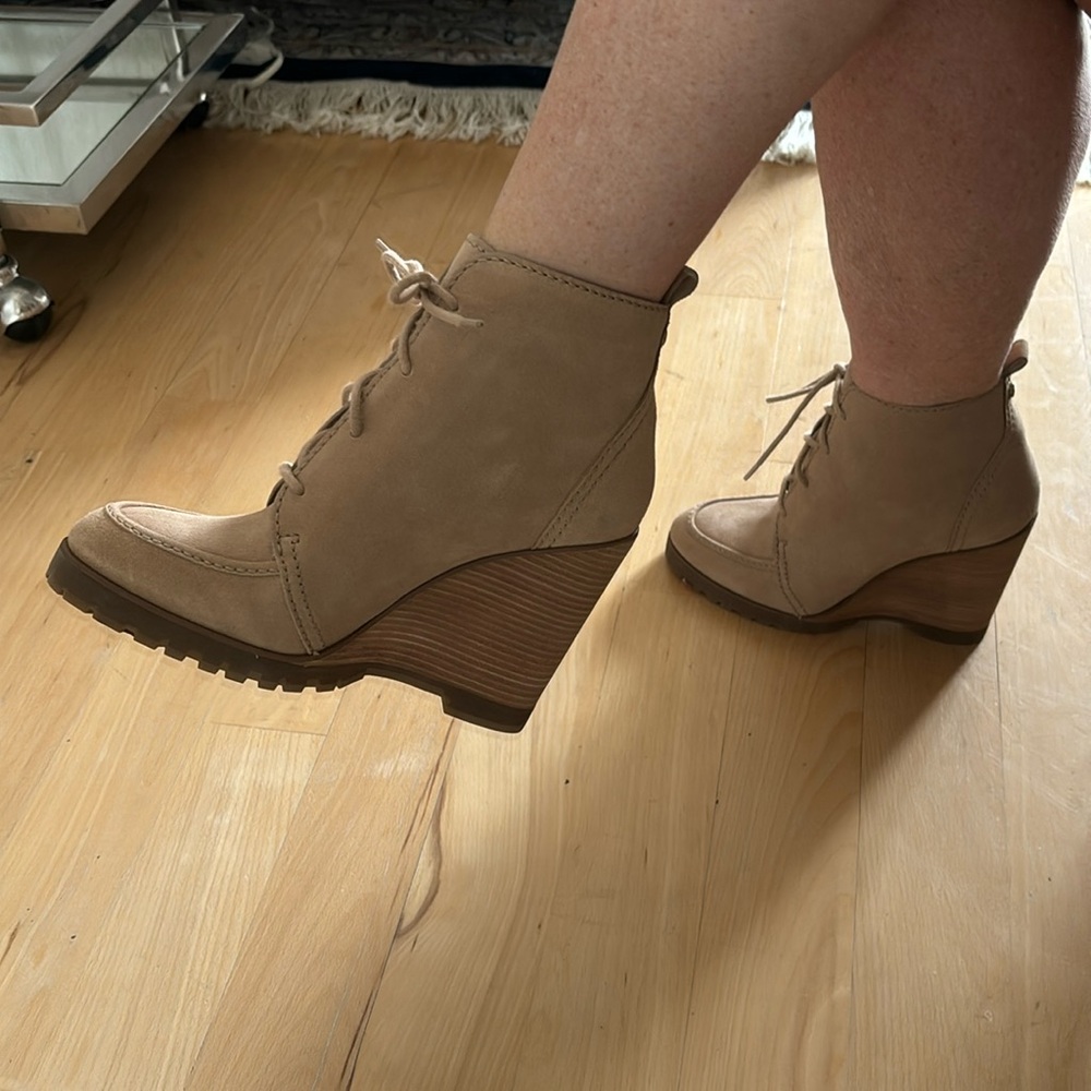 NWT Michael Kors Piper Wedge Lace Up Bootie in Khaki Size 8 New!